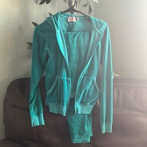Juicy Couture sweat suit (top L) (bottom s) terry material